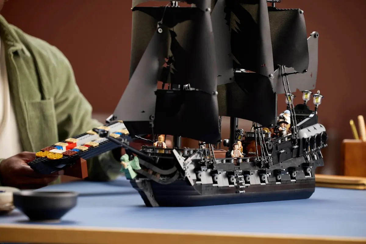 LEGO Icons 10365 Captain Jack Sparrow's Pirate Ship set, image 5