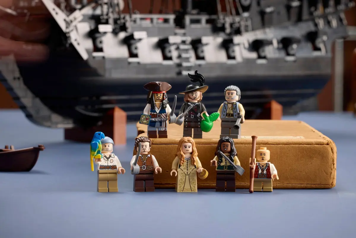 LEGO Icons 10365 Captain Jack Sparrow's Pirate Ship set, image 4
