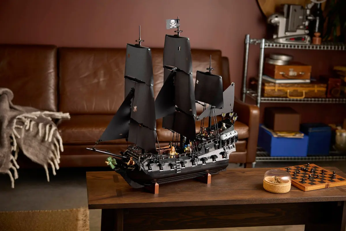 LEGO Icons 10365 Captain Jack Sparrow's Pirate Ship set, image 12