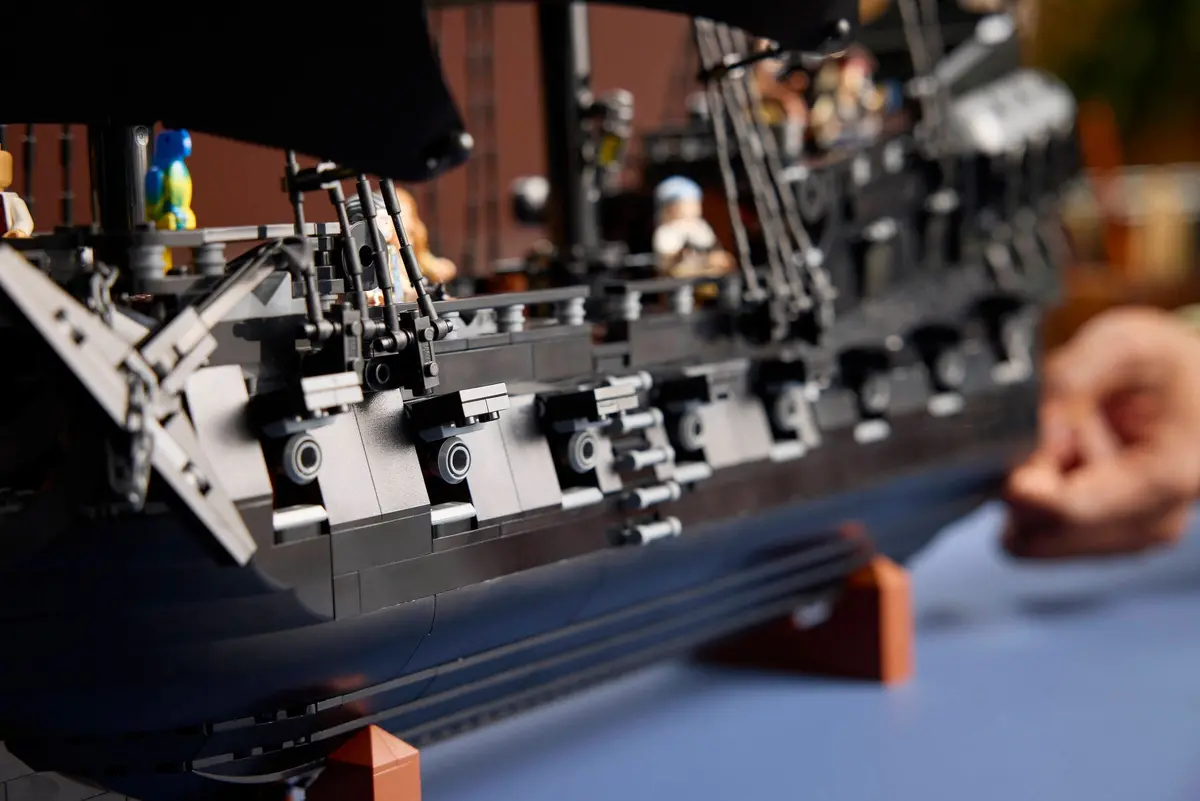 LEGO Icons 10365 Captain Jack Sparrow's Pirate Ship set, image 8