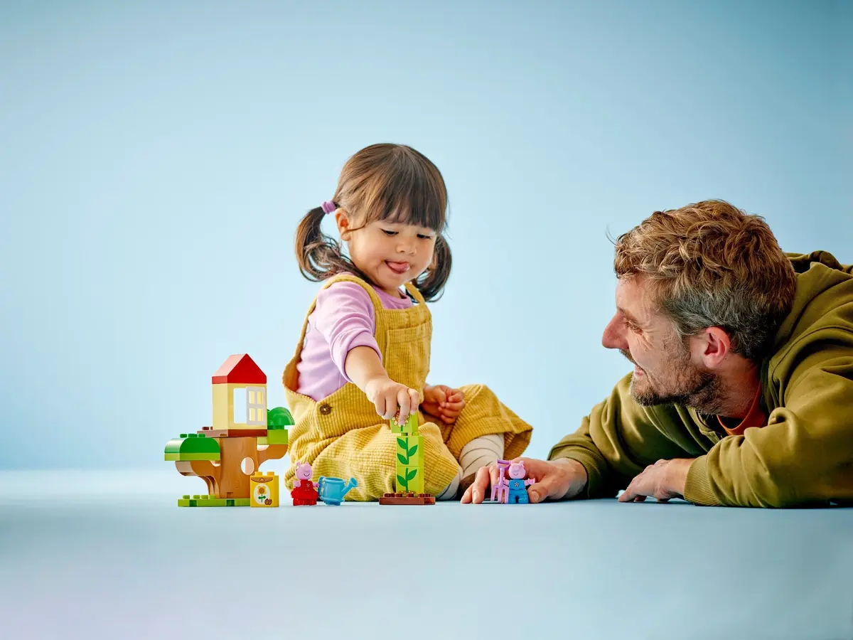 LEGO DUPLO 10431 Peppa Pig Garden and Tree House set, image 4