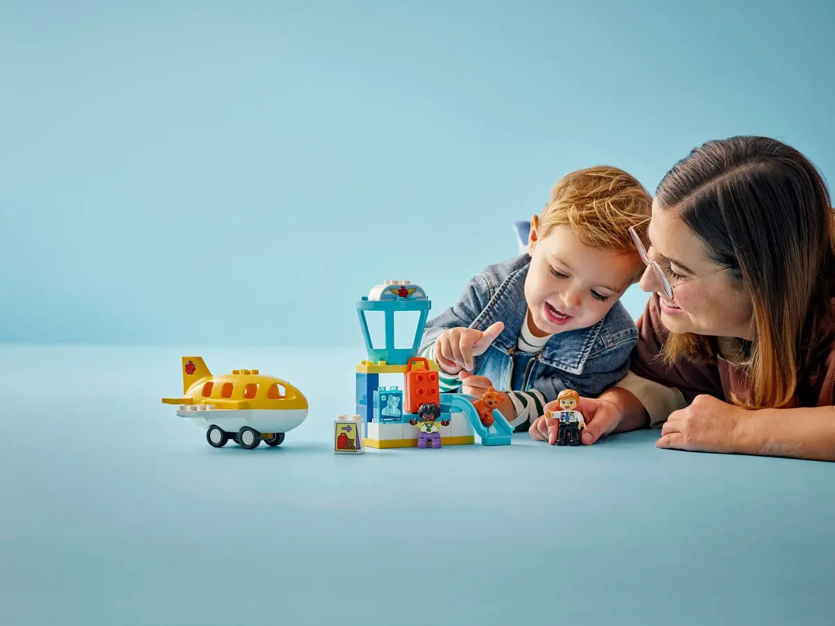 LEGO DUPLO 10443 First Time at the Airport set, image 6