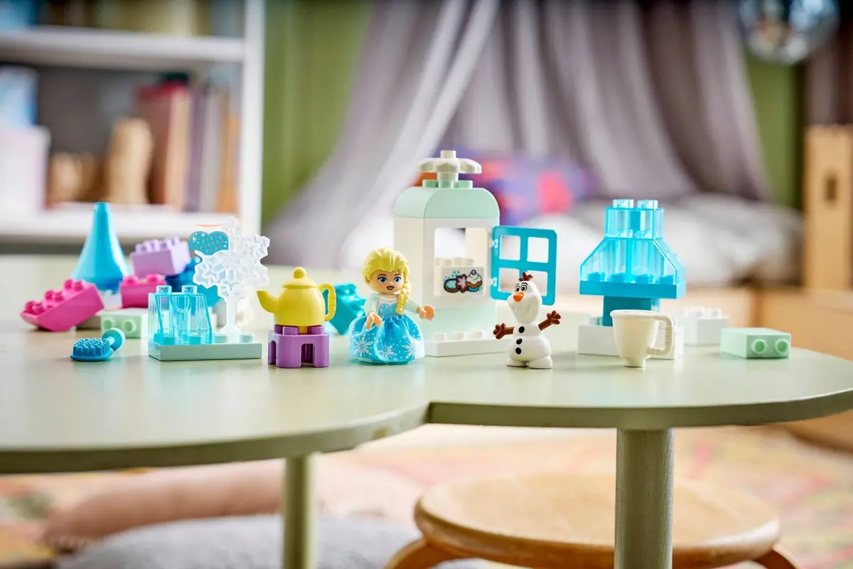 LEGO DUPLO 10462 Frozen Creative Box with Elsa and Olaf set, image 6