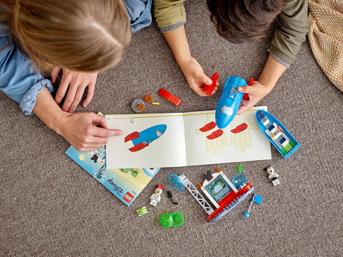 LEGO Disney 10774 Mickey Mouse & Minnie Mouse's Space Rocket set, image 10