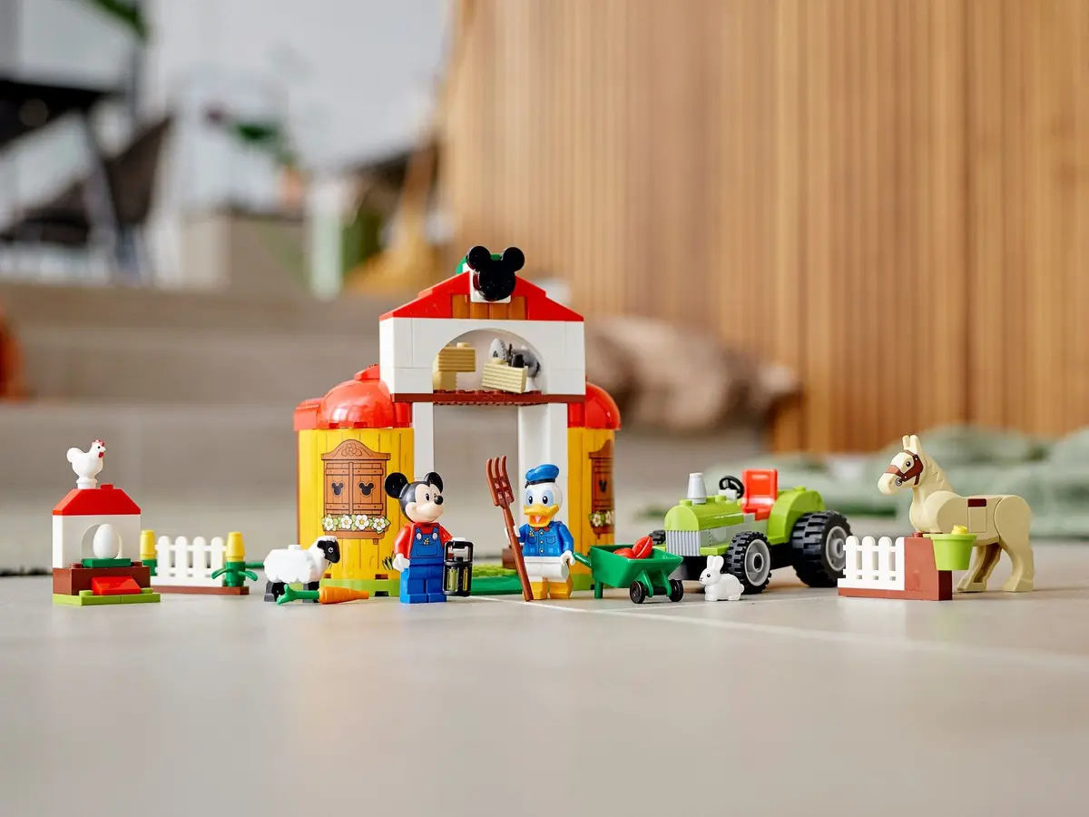 LEGO Disney 10775 Mickey Mouse & Donald Duck's Farm set, image 3