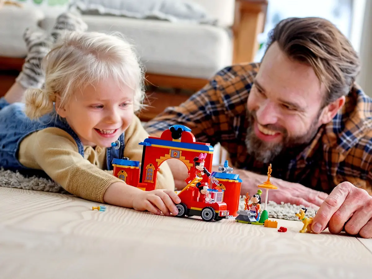 LEGO Disney 10776 Mickey & Friends Fire Truck & Station set, image 9