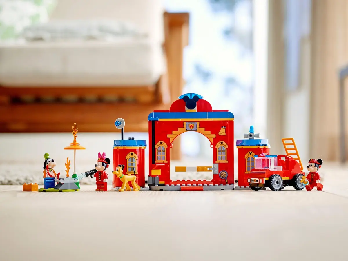 LEGO Disney 10776 Mickey & Friends Fire Truck & Station set, image 10