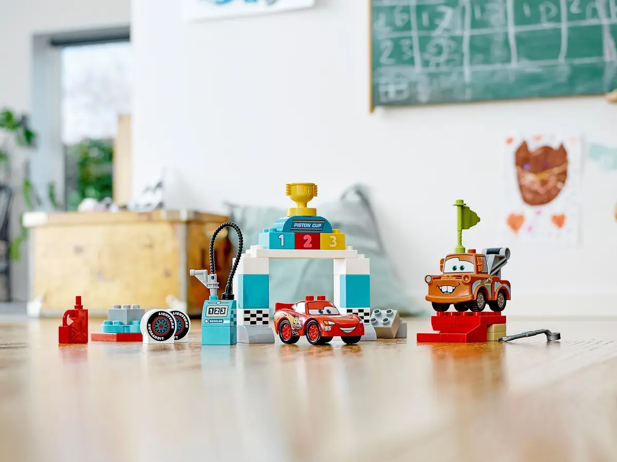 LEGO DUPLO 10924 Lightning McQueen's Race Day set, image 7