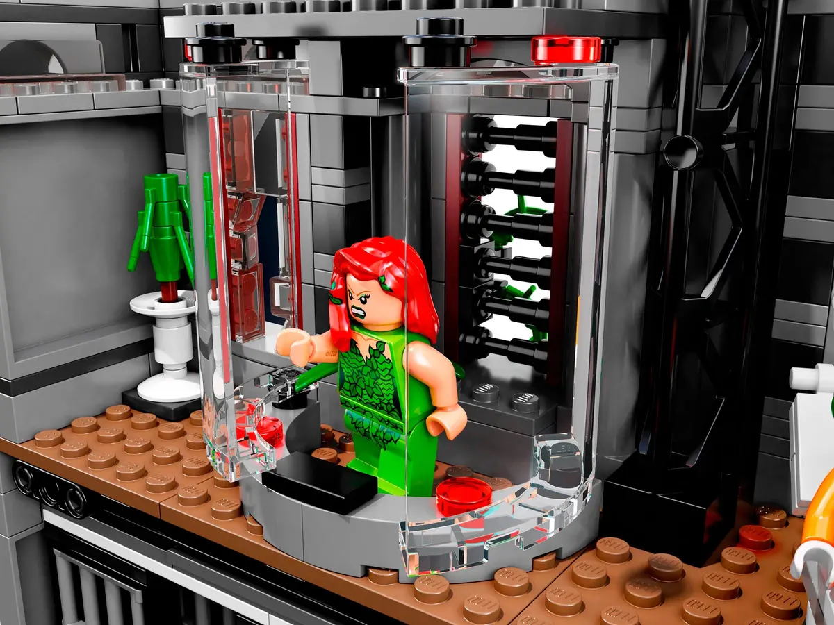 LEGO DC Comics Super Heroes 10937 Batman: Arkham Asylum Breakout set, image 3