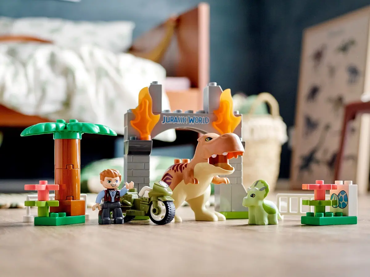 LEGO DUPLO 10939 T. rex and Triceratops Dinosaur Breakout set, image 5