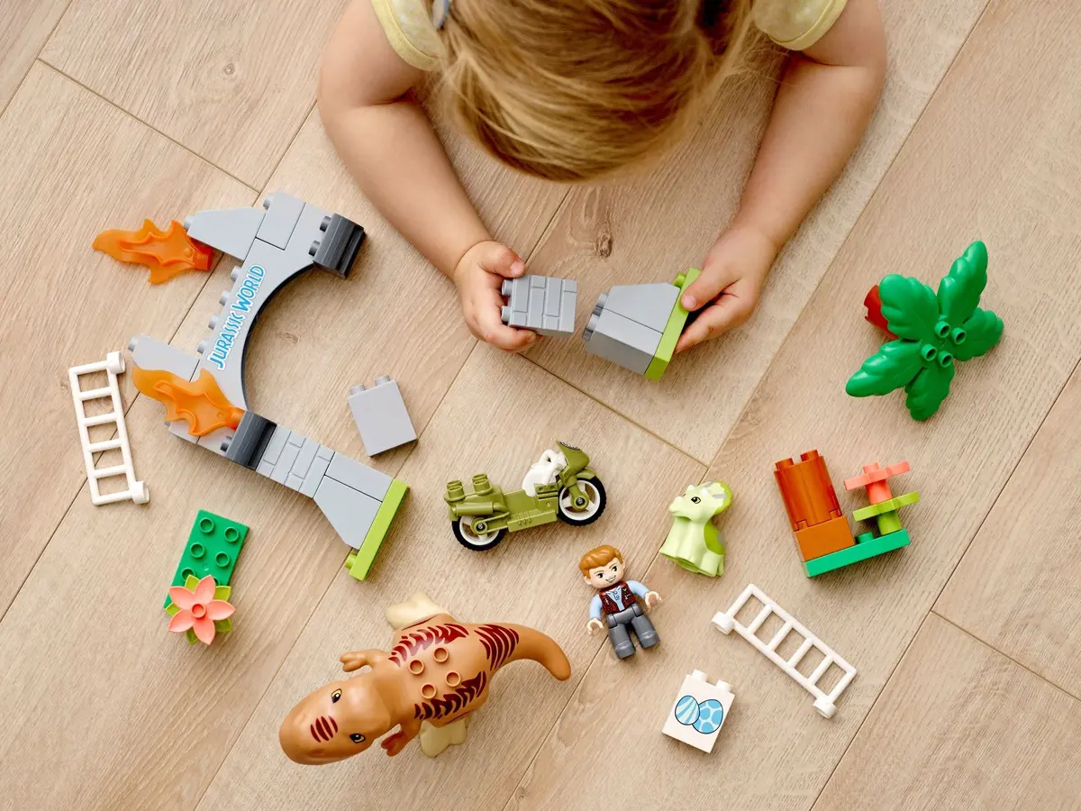LEGO DUPLO 10939 T. rex and Triceratops Dinosaur Breakout set, image 4