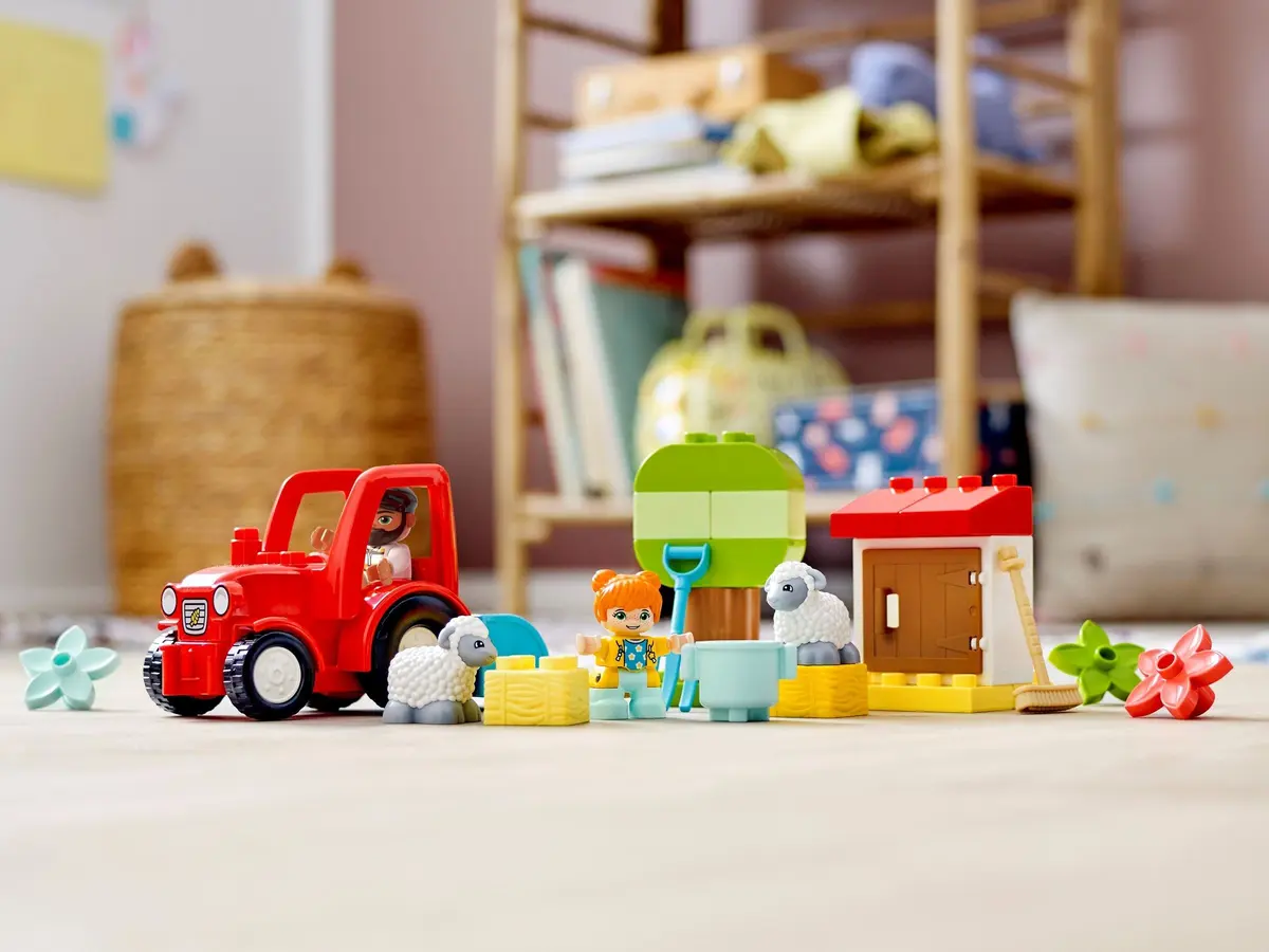 LEGO DUPLO 10950 Farm Tractor & Animal Care set, image 4