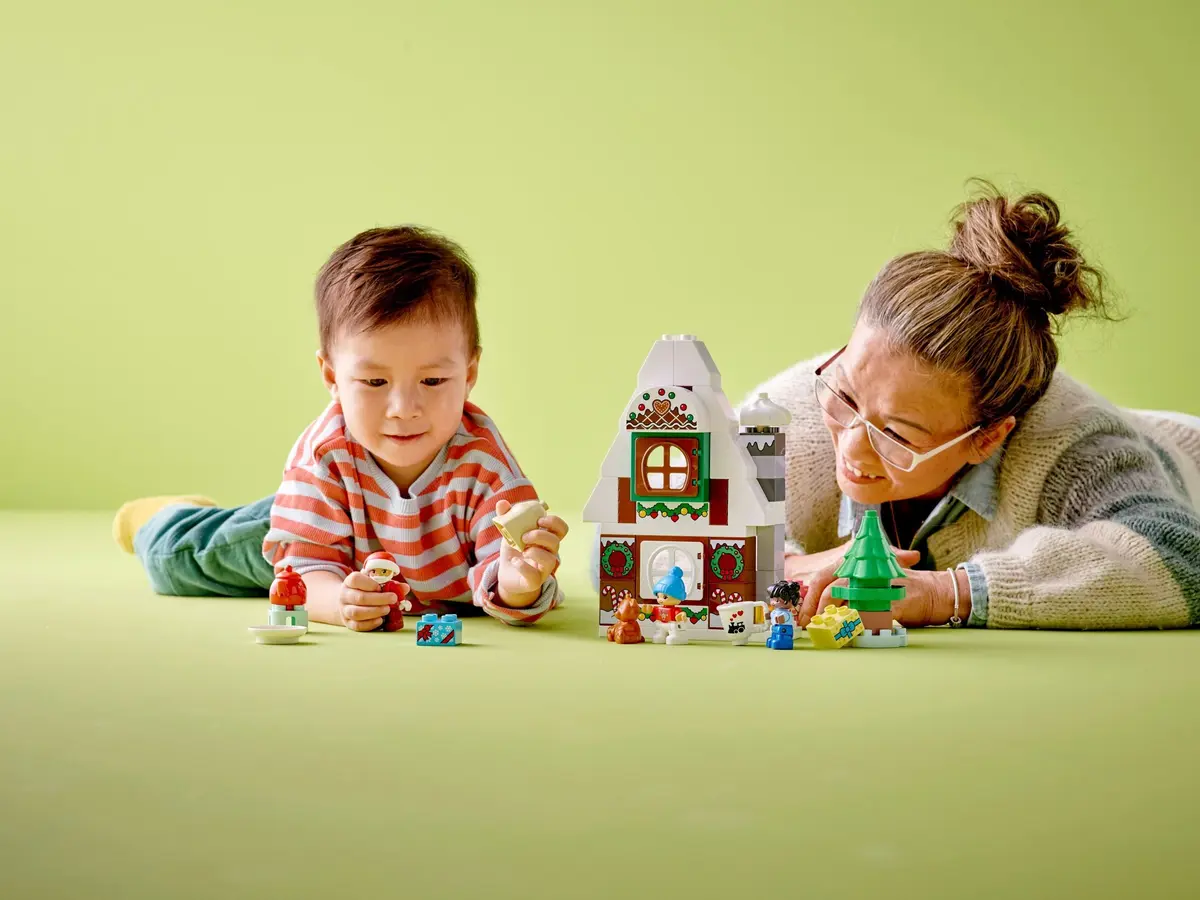 LEGO DUPLO 10976 Santa's Gingerbread House set, image 9