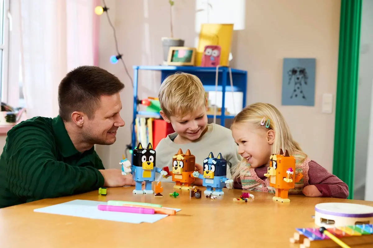 LEGO Bluey 11217 Brick-Built Bluey Family set, image 6