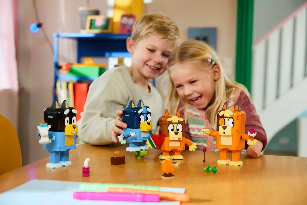 LEGO Bluey 11217 Brick-Built Bluey Family set, image 7