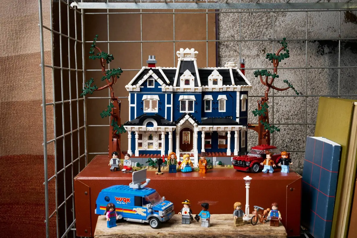 LEGO Icons 11370 Stranger Things: The Creel House set, image 12