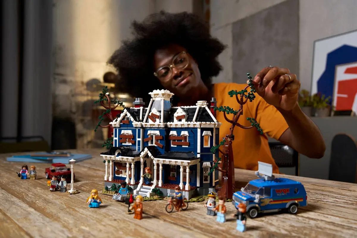 LEGO Icons 11370 Stranger Things: The Creel House set, image 10