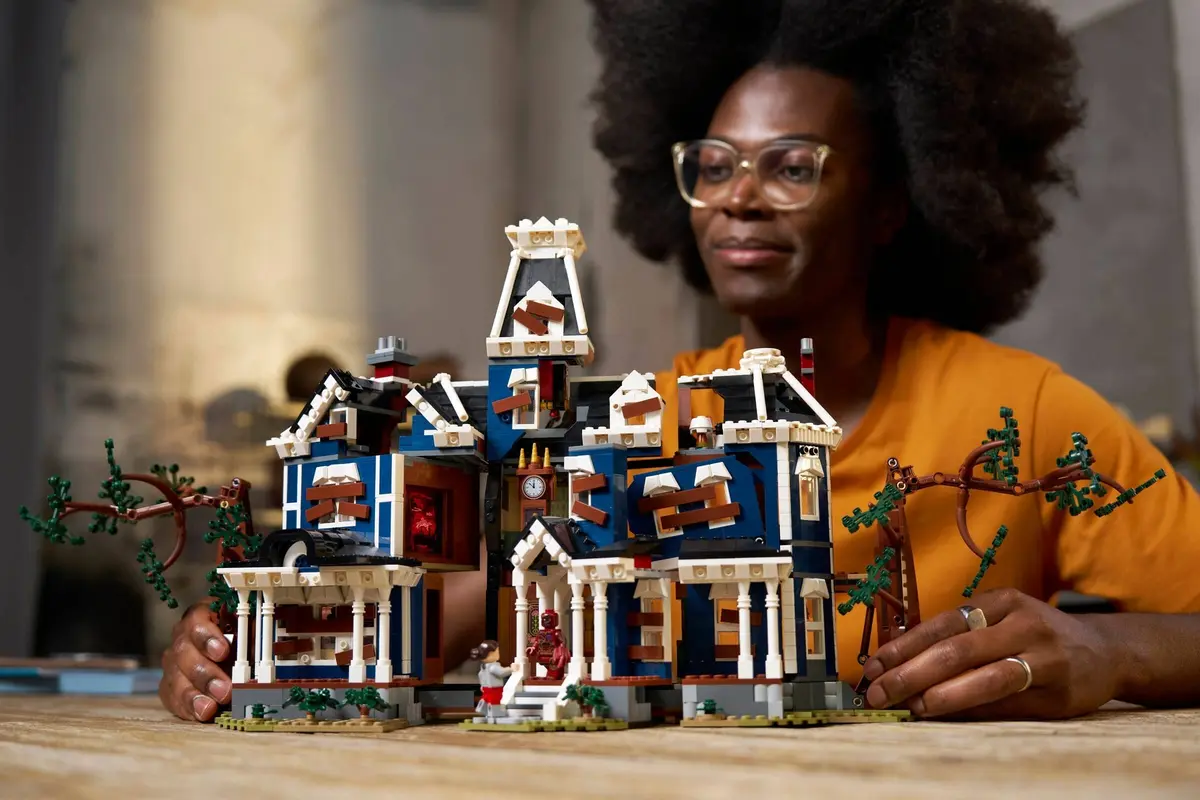 LEGO Icons 11370 Stranger Things: The Creel House set, image 4
