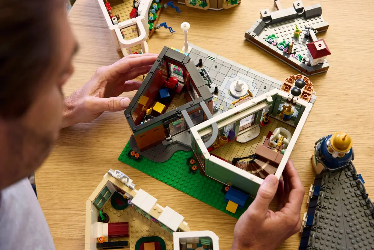 LEGO Icons 11371 Shopping Street set, image 6