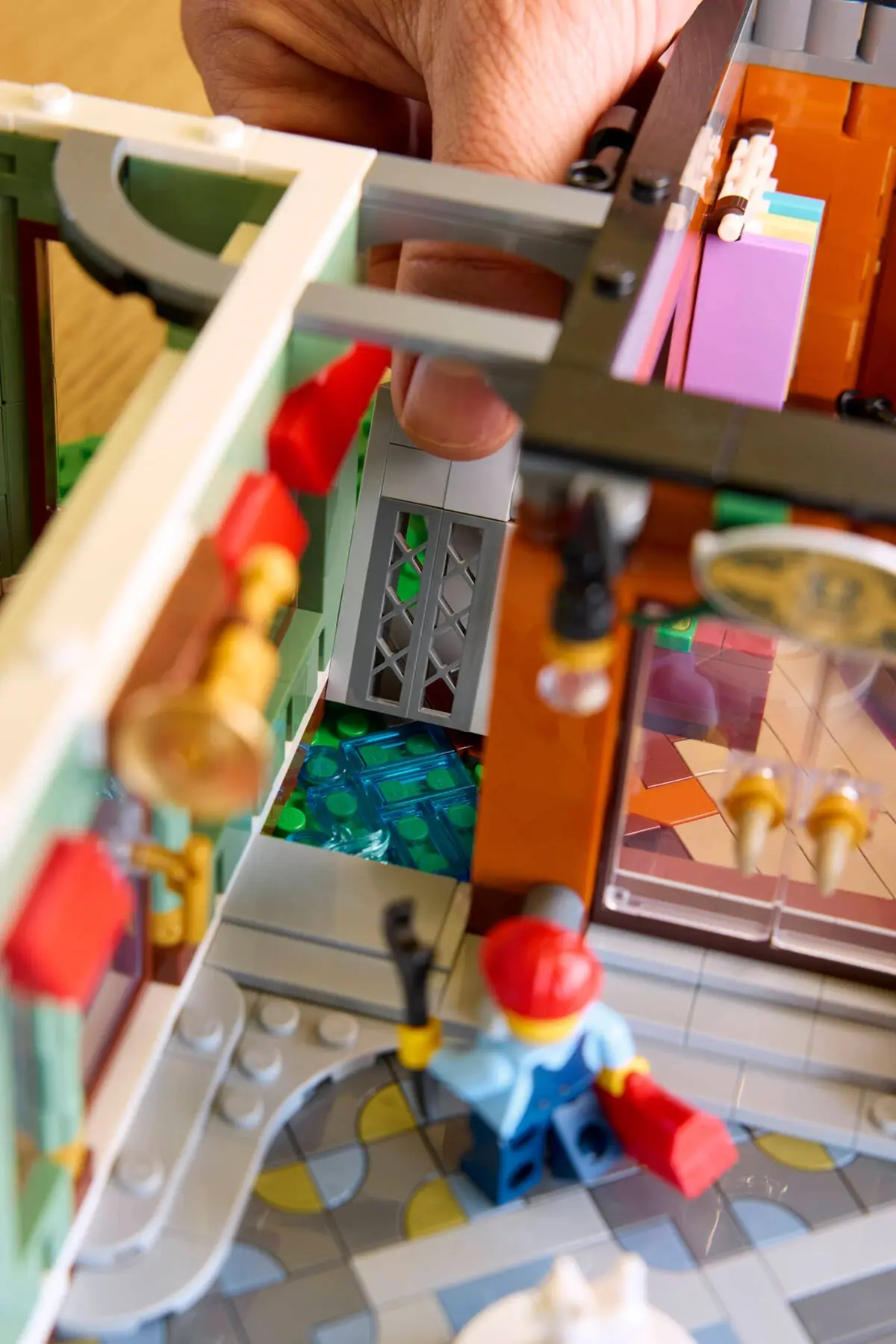 LEGO Icons 11371 Shopping Street set, image 8