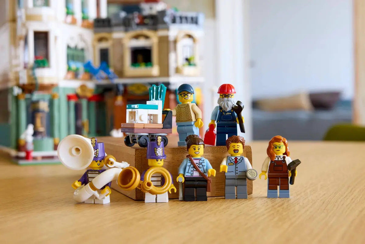 LEGO Icons 11371 Shopping Street set, image 7