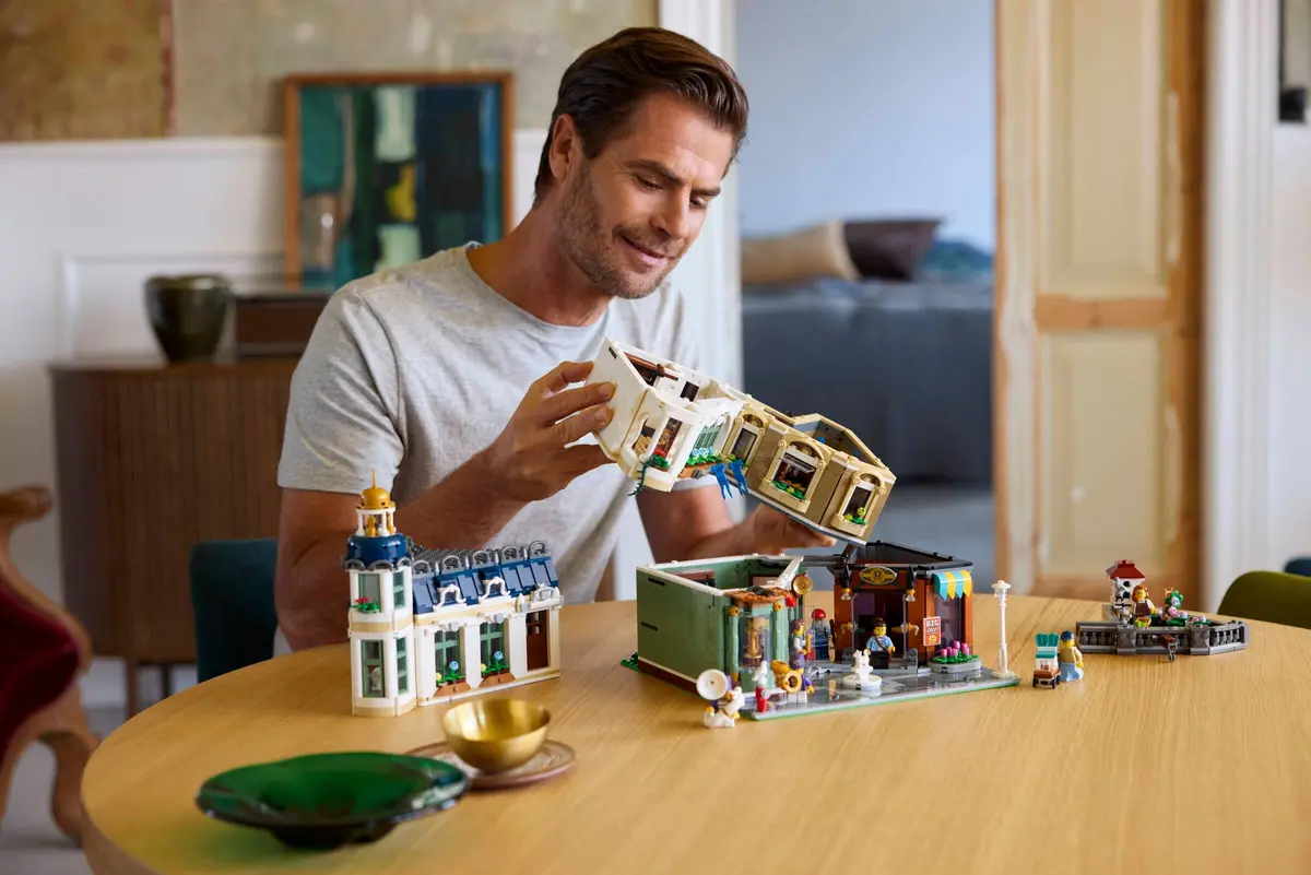 LEGO Icons 11371 Shopping Street set, image 11