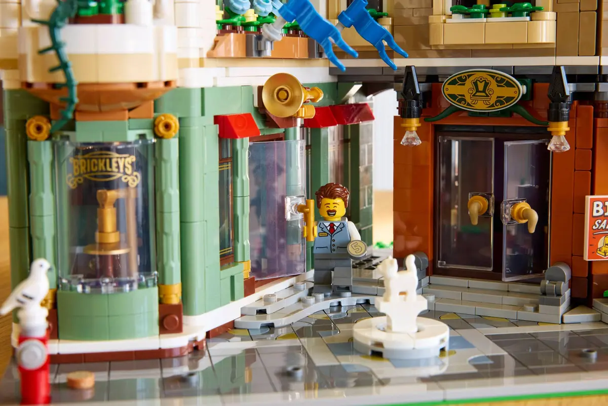 LEGO Icons 11371 Shopping Street set, image 9