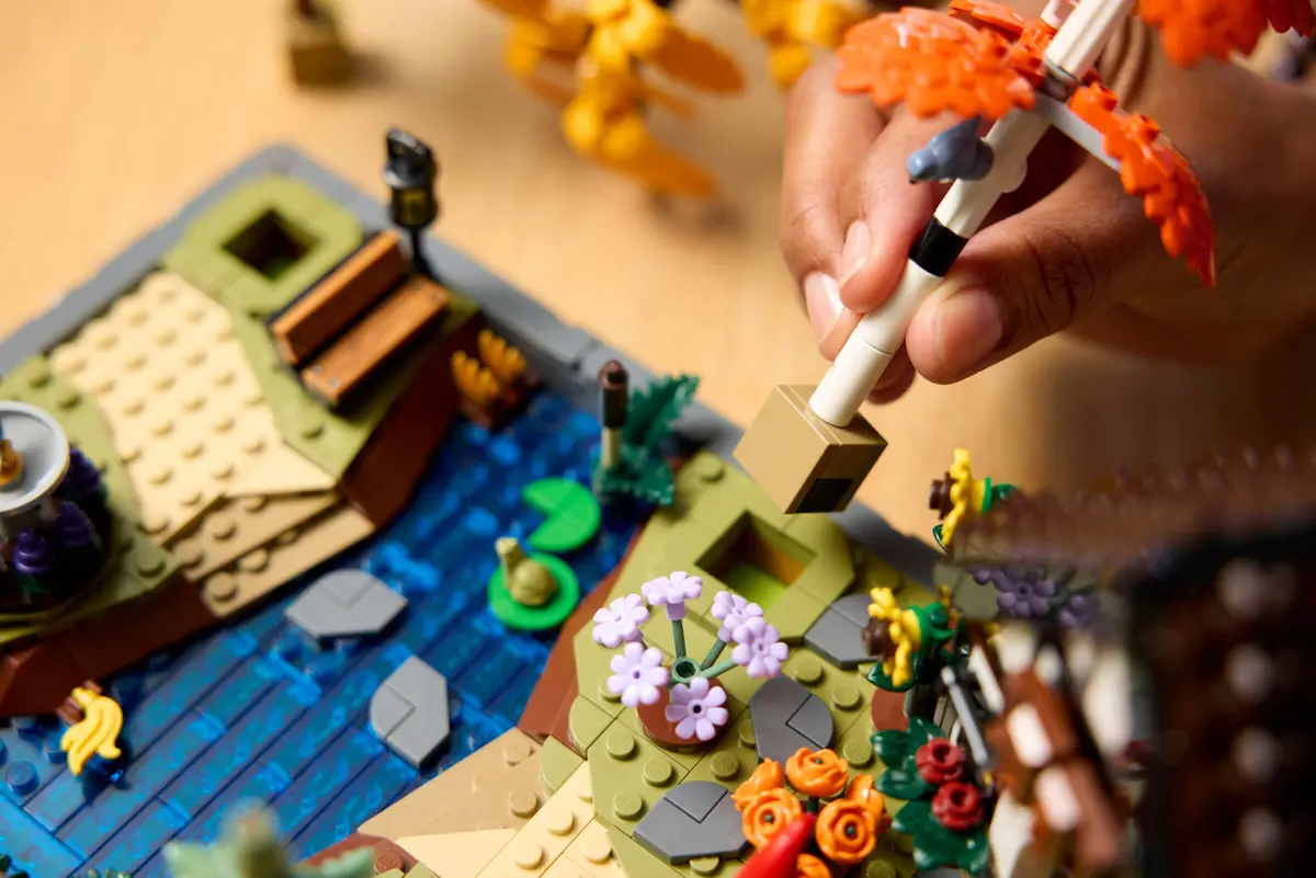 LEGO Icons 11372 Autumn Cottage Garden set, image 5