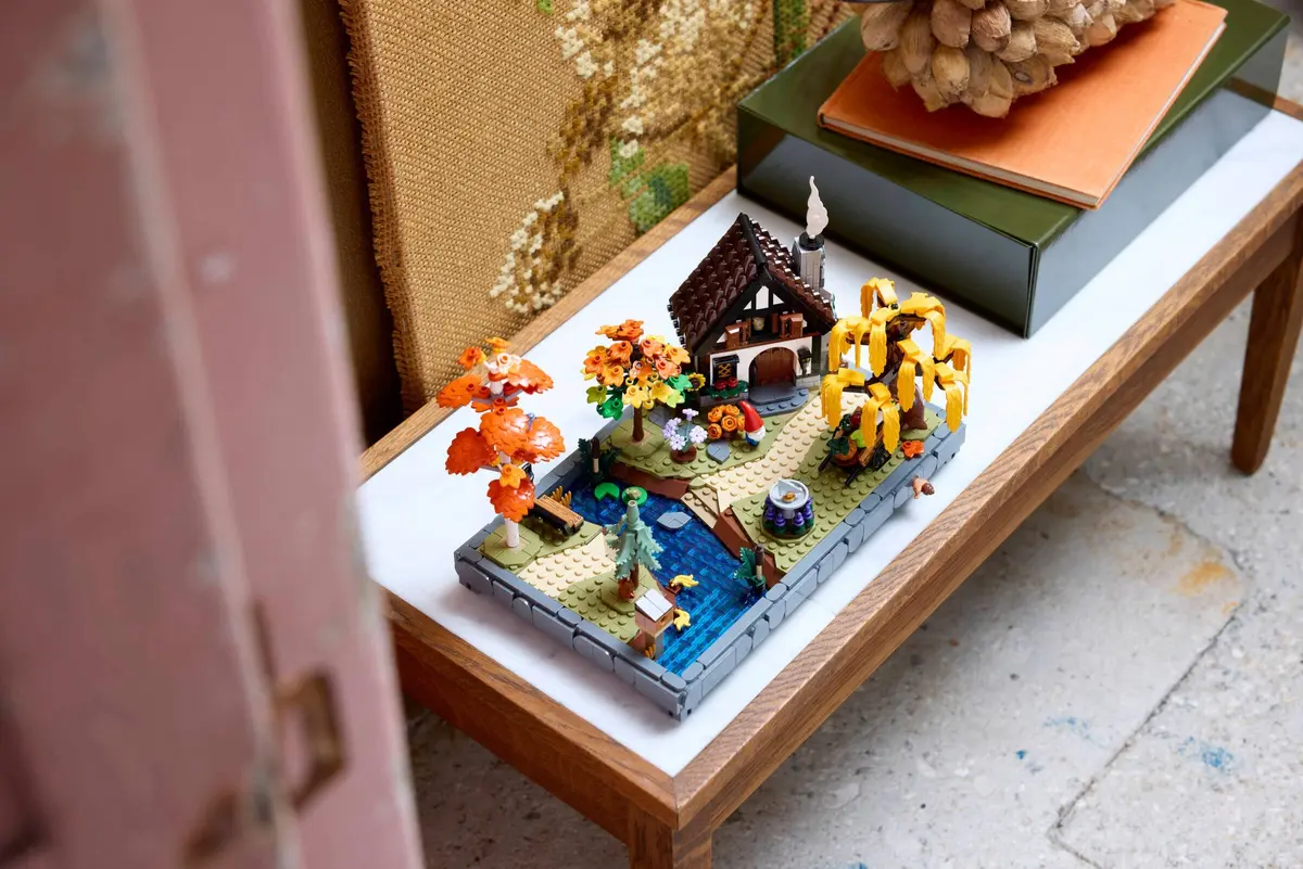 LEGO Icons 11372 Autumn Cottage Garden set, image 10