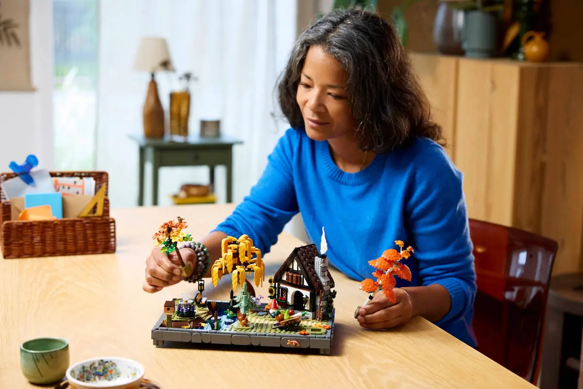 LEGO Icons 11372 Autumn Cottage Garden set, image 6