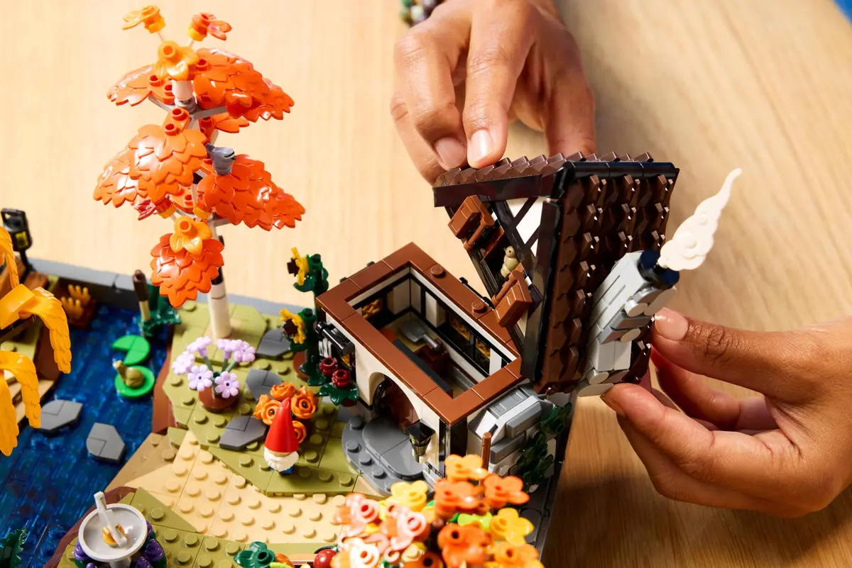LEGO Icons 11372 Autumn Cottage Garden set, image 7