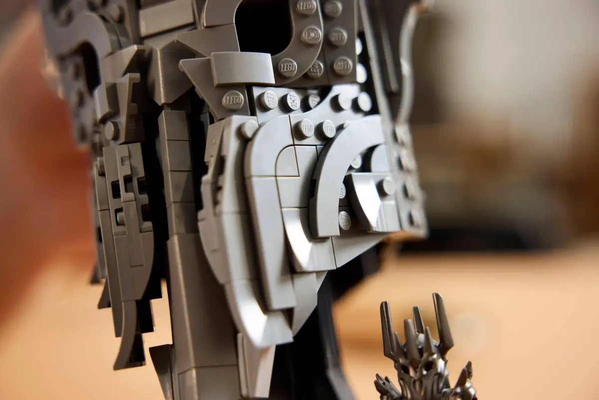 LEGO Icons 11373 The Lord of the Rings: Sauron's Helmet set, image 4