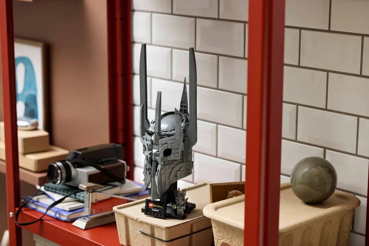 LEGO Icons 11373 The Lord of the Rings: Sauron's Helmet set, image 11