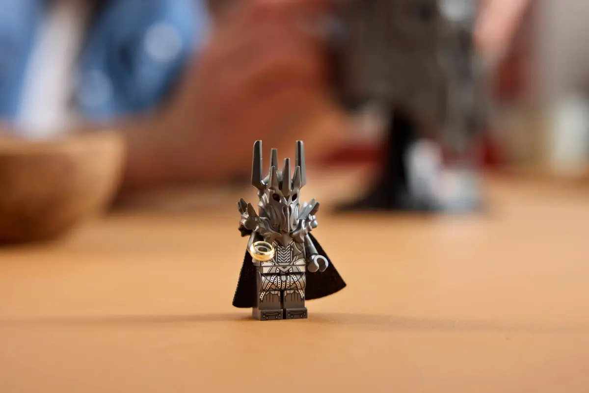 LEGO Icons 11373 The Lord of the Rings: Sauron's Helmet set, image 5