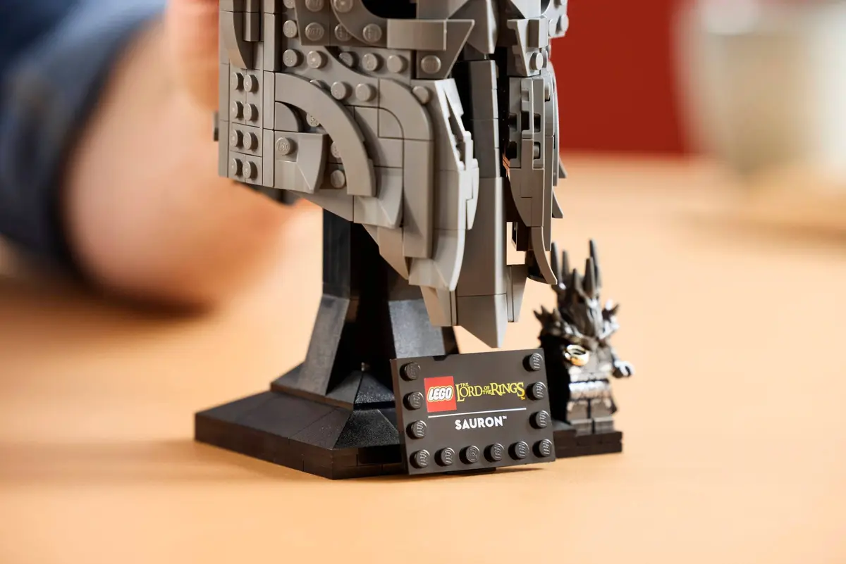 LEGO Icons 11373 The Lord of the Rings: Sauron's Helmet set, image 6