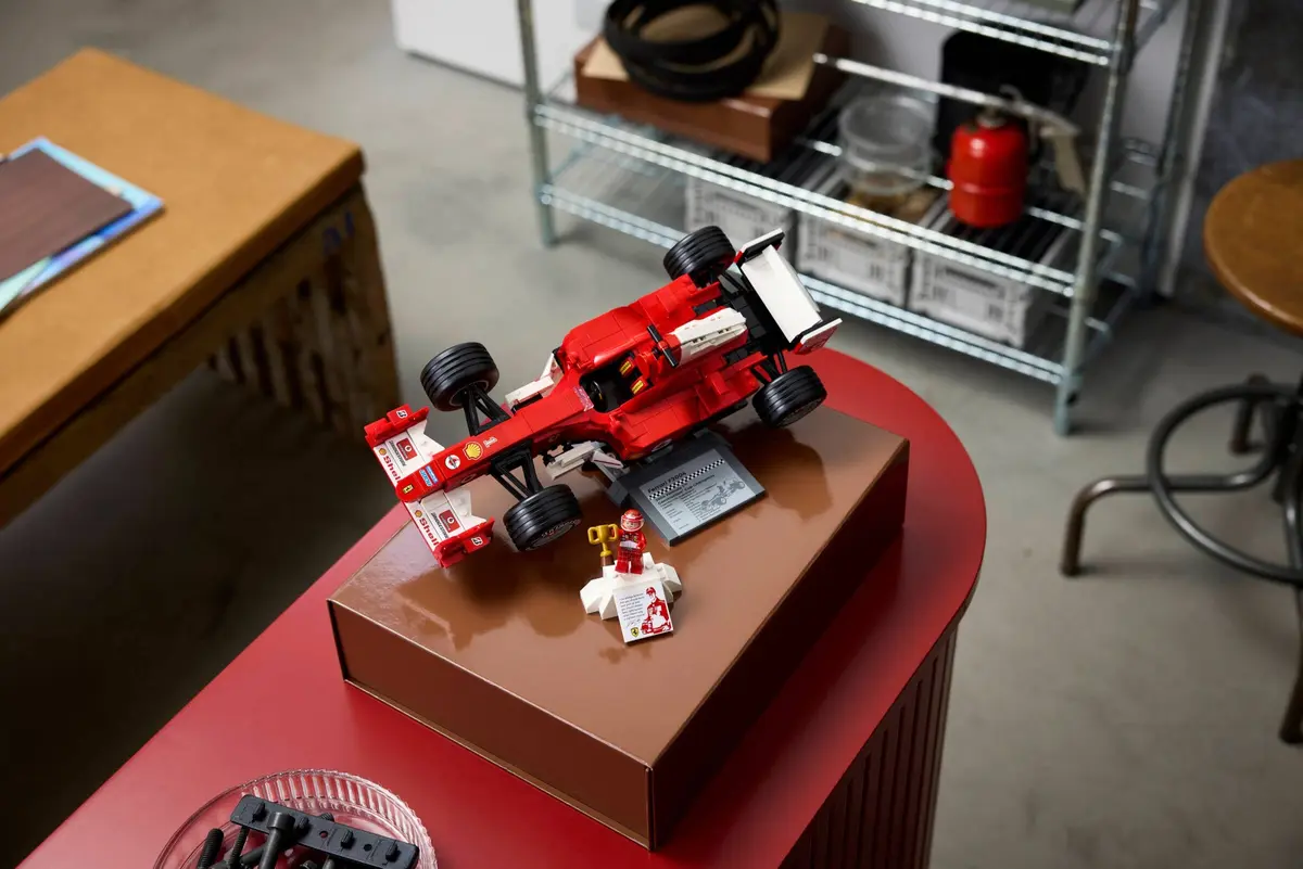 LEGO Icons 11375 Ferrari F2004 & Michael Schumacher set, image 12