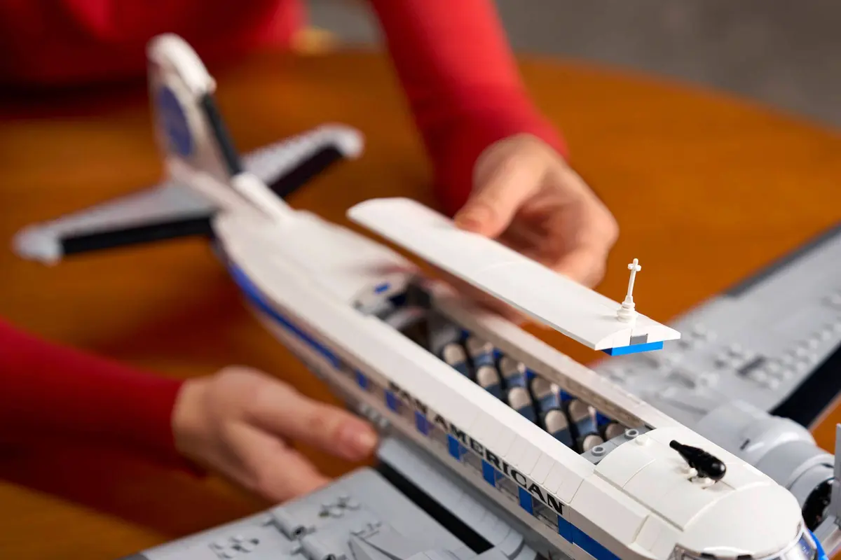 LEGO Icons 11378 Douglas DC-3 PAN AM Airliner set, image 6