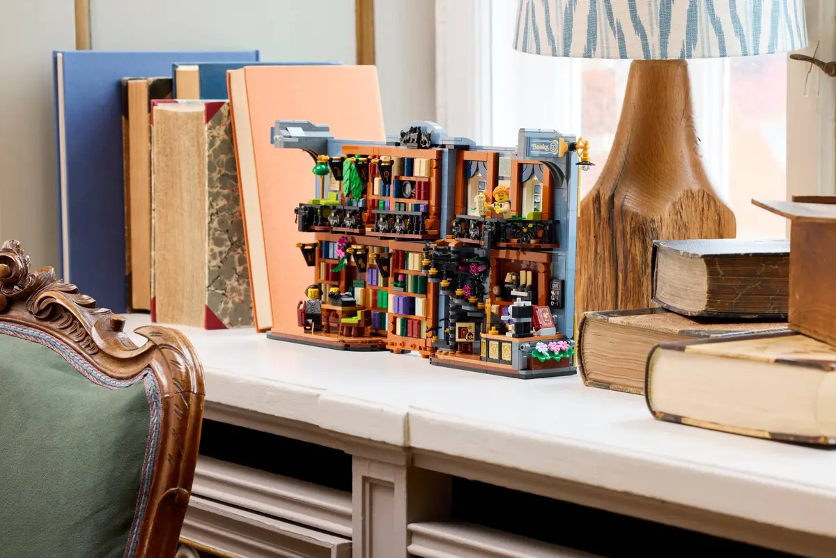 LEGO Icons 11379 Bookshop: Book Nook set, image 15