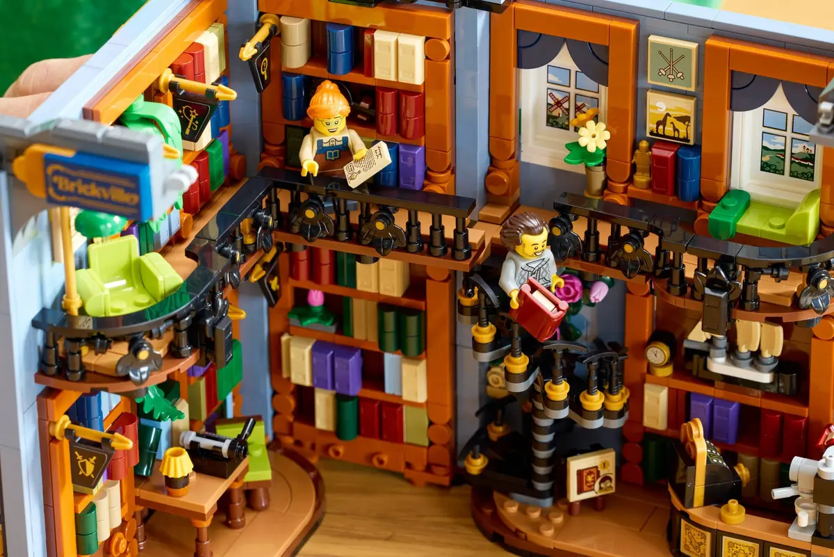 LEGO Icons 11379 Bookshop: Book Nook set, image 8