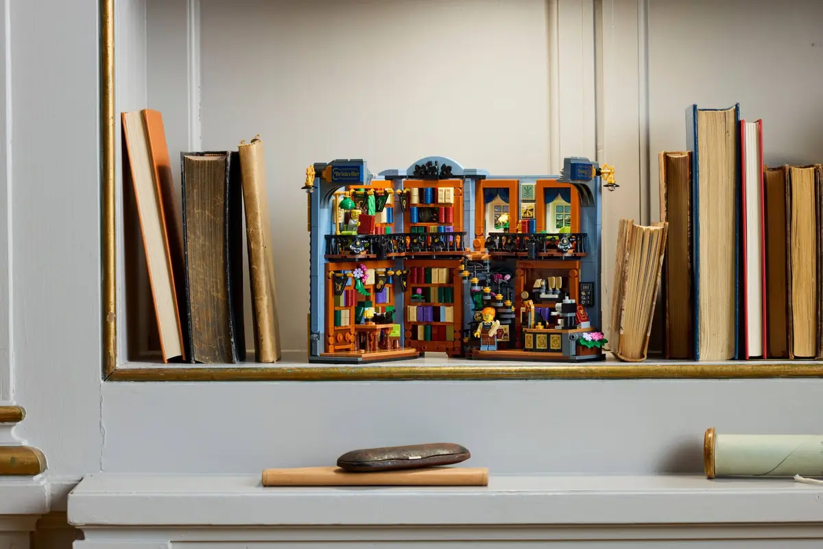LEGO Icons 11379 Bookshop: Book Nook set, image 12