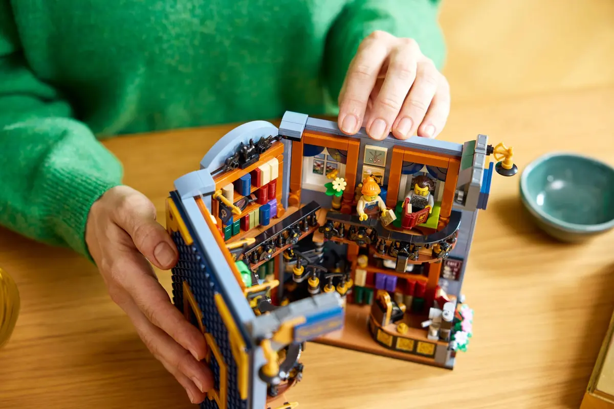 LEGO Icons 11379 Bookshop: Book Nook set, image 7