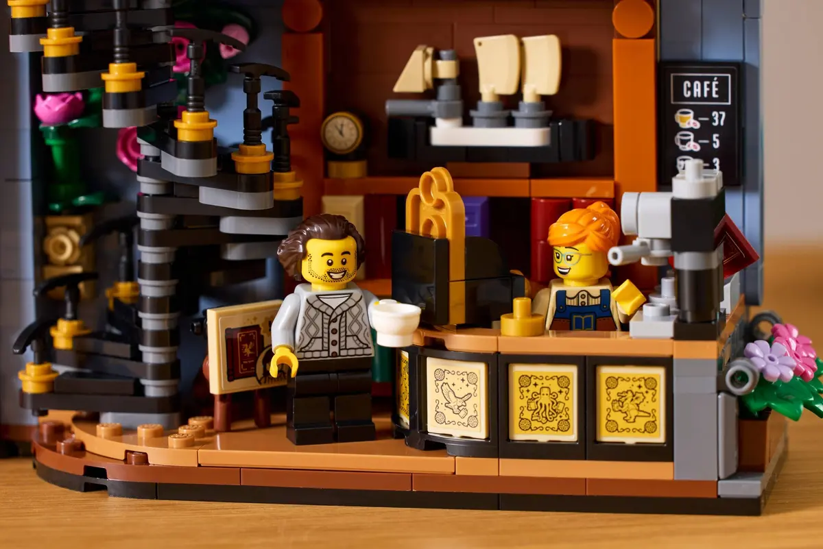 LEGO Icons 11379 Bookshop: Book Nook set, image 10
