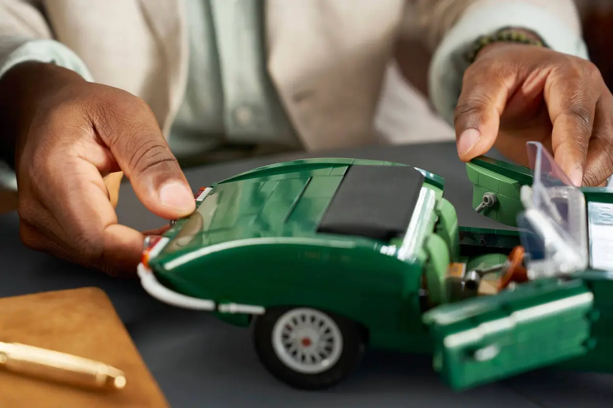 LEGO Icons 11381 Jaguar E-Type set, image 8