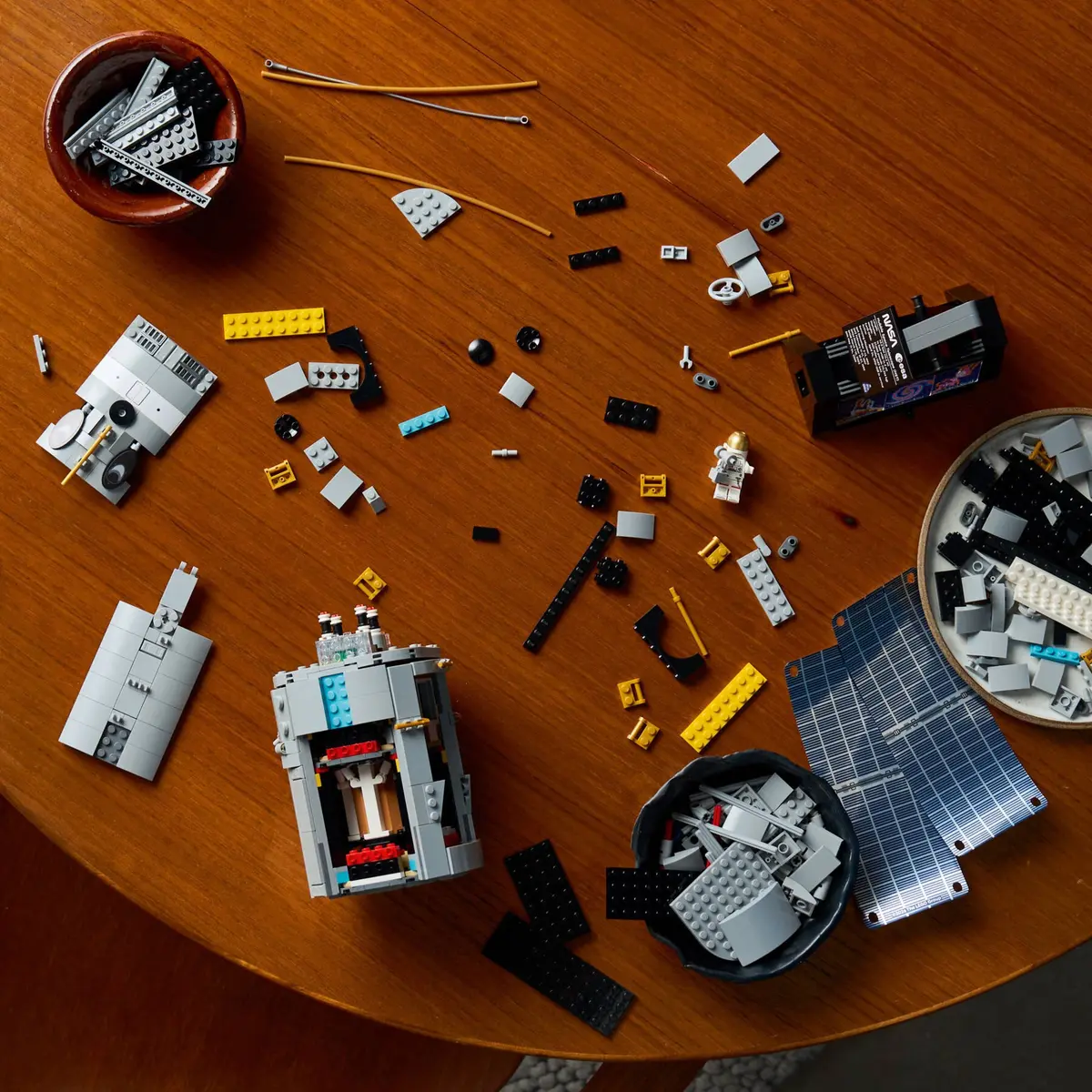 LEGO Icons 11382 Hubble Space Telescope set, image 14