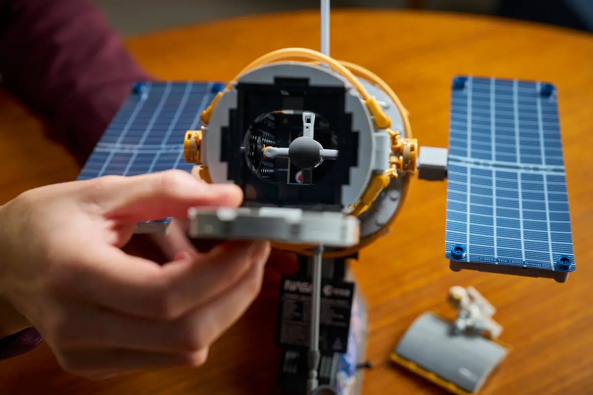 LEGO Icons 11382 Hubble Space Telescope set, image 8