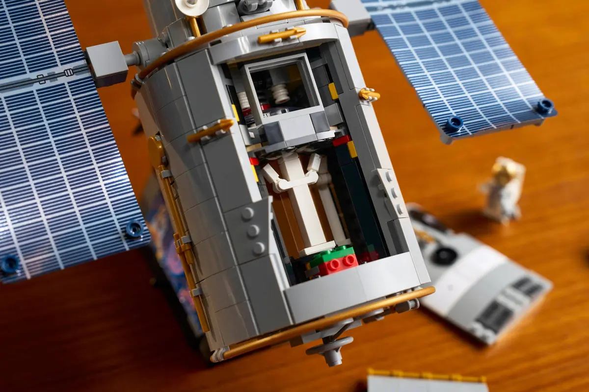 LEGO Icons 11382 Hubble Space Telescope set, image 12