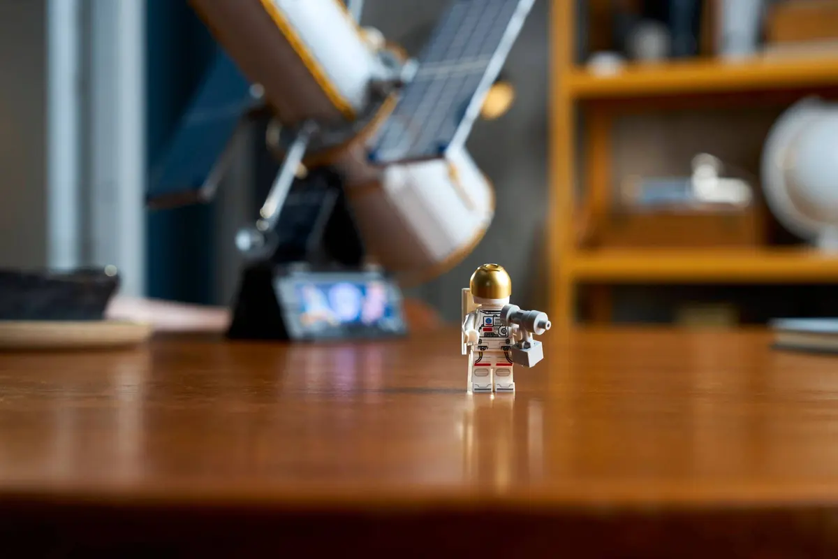 LEGO Icons 11382 Hubble Space Telescope set, image 11