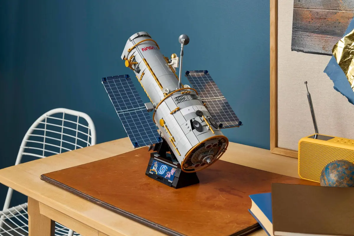 LEGO Icons 11382 Hubble Space Telescope set, image 17