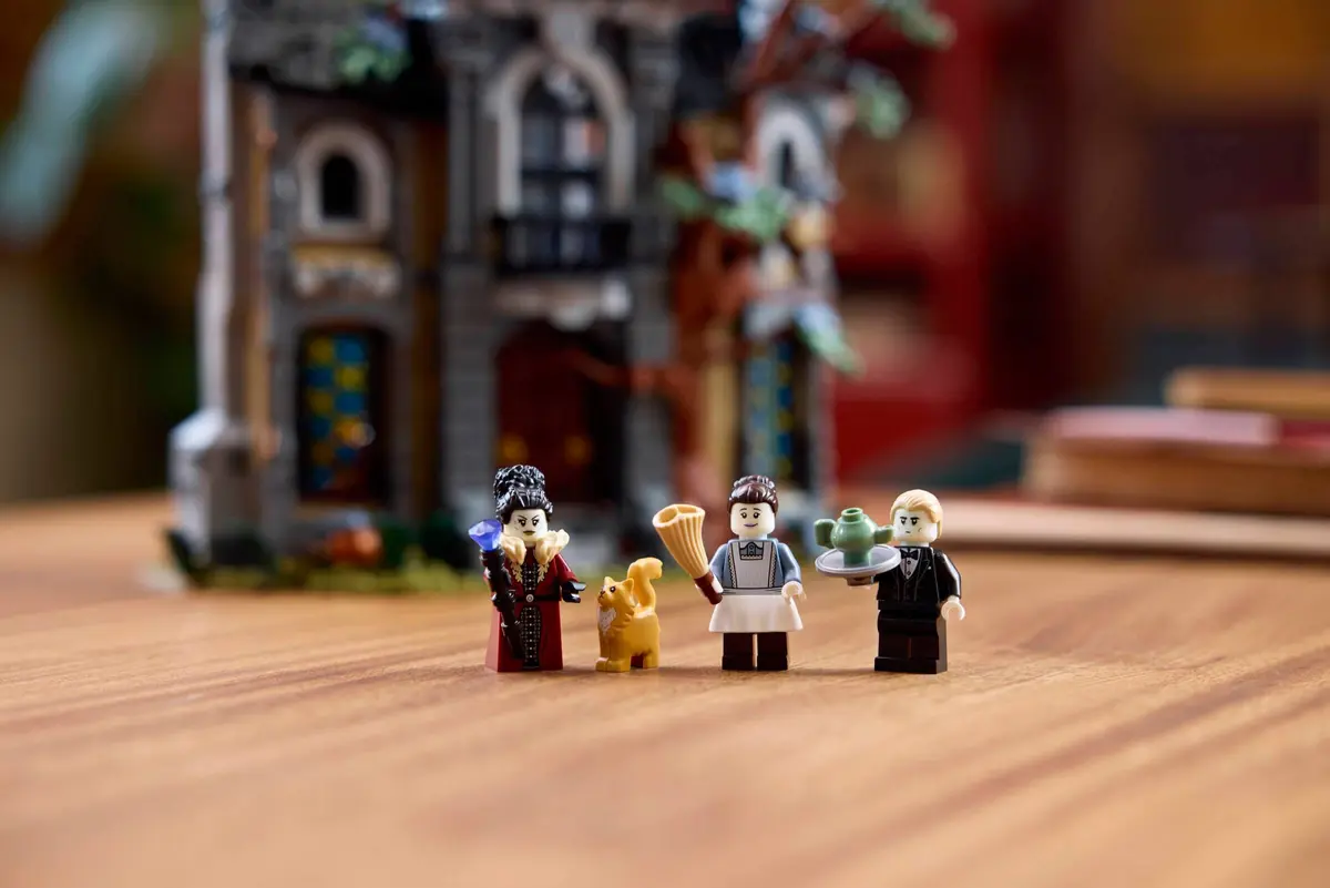 LEGO Icons 11383 Mayor Manor set, image 13