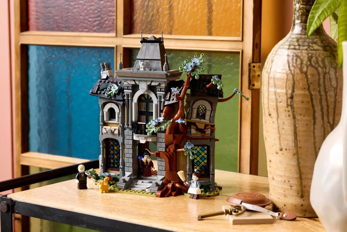 LEGO Icons 11383 Mayor Manor set, image 16